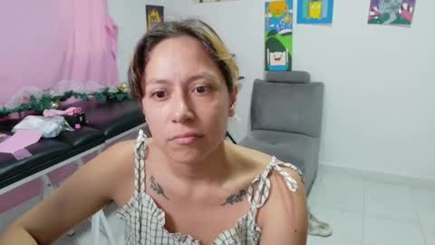 Snapshot of hot_mommymia chatting on 12-02-25, 07:09 Mia online show from 12-02-25, 07:09