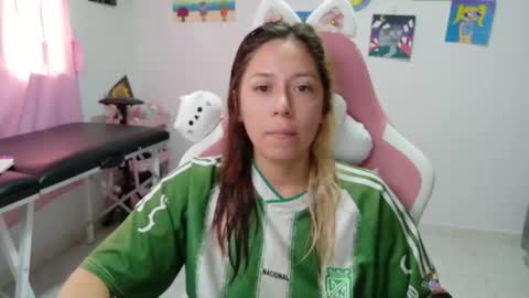 Snapshot of hot_mommymia chatting on 12-15-25, 04:00 Mia online show from 12-15-25, 04:00