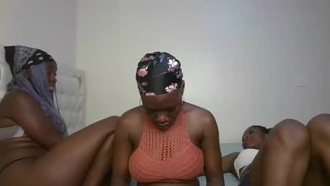 Snapshot of hot_petite1 chatting on 11-10-25, 01:37 Hot petite online show from 11-10-25, 01:37