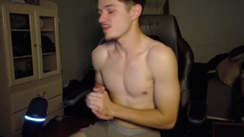 Snapshot of hot_tommylee chatting on 09-29-25, 01:11 hot_tommylee online show from 09-29-25, 01:11