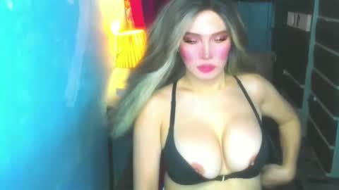 Snapshot of hotbabe_tanya chatting on 05-12-26, 03:03 T A N Y A online show from 05-12-26, 03:03