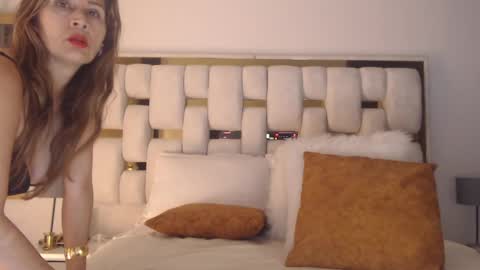 Snapshot of hotbellamilf chatting on 10-01-25, 11:44 Bella Milf online show from 10-01-25, 11:44