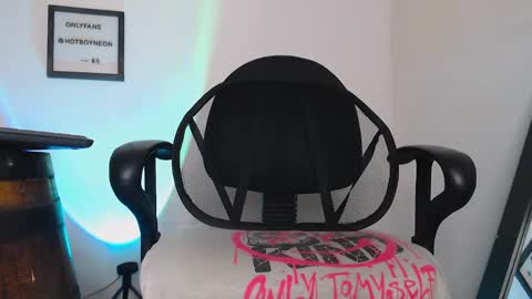 Snapshot of hotboyneon490 chatting on 12-21-24, 06:23 Alex Neon online show from 12-21-24, 06:23