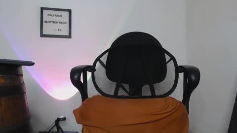 Snapshot of hotboyneon490 chatting on 01-05-25, 03:23 Alex Neon online show from 01-05-25, 03:23