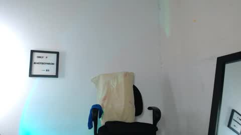 Snapshot of hotboyneon490 chatting on 09-11-25, 01:49 Alex Neon online show from 09-11-25, 01:49