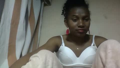 Snapshot of hotiesveronique chatting on 09-11-25, 06:13 veronique online show from 09-11-25, 06:13