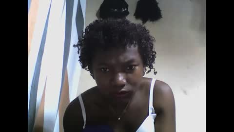 Snapshot of hotiesveronique chatting on 10-11-25, 04:44 veronique online show from 10-11-25, 04:44