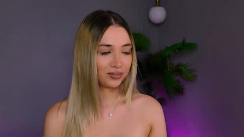 Snapshot of hotjessxx chatting on 04-23-26, 04:24 Maria online show from 04-23-26, 04:24