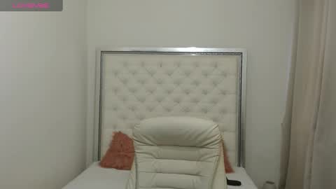 Snapshot of hott_eryka chatting on 01-12-25, 11:28 Eryka online show from 01-12-25, 11:28