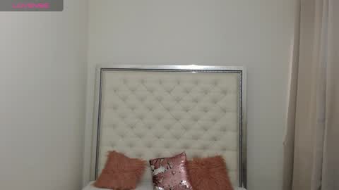 Snapshot of hott_eryka chatting on 01-16-25, 08:43 Eryka online show from 01-16-25, 08:43