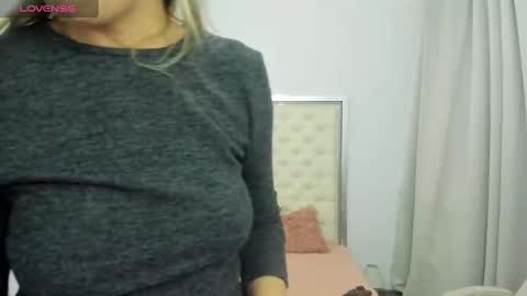 Snapshot of hott_eryka chatting on 10-02-25, 08:21 Eryka online show from 10-02-25, 08:21