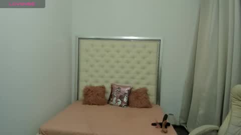 Snapshot of hott_eryka chatting on 10-10-25, 09:19 Eryka online show from 10-10-25, 09:19