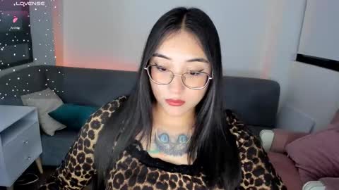 Snapshot of hottbee1 chatting on 11-12-25, 09:25 AMY online show from 11-12-25, 09:25