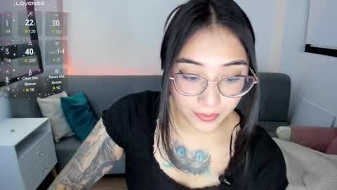 Snapshot of hottbee1 chatting on 11-28-25, 08:00 AMY online show from 11-28-25, 08:00