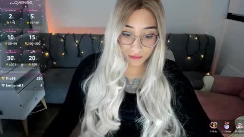 Snapshot of hottbee1 chatting on 12-04-25, 09:12 AMY online show from 12-04-25, 09:12