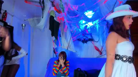 hotties_kittens18 online show from 10-31-25, 04:08