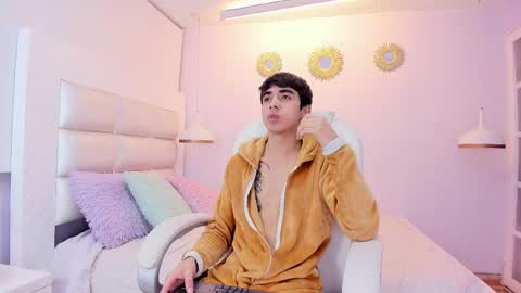 hottiie_guy online show from 12-15-25, 12:09