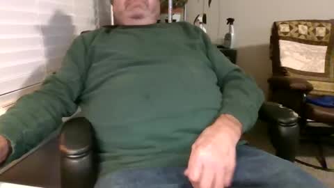 Snapshot of hottop_1981 chatting on 12-28-24, 02:33 Hottop 1981 online show from 12-28-24, 02:33