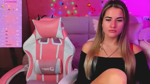 Snapshot of hotty_girls_here chatting on 10-29-25, 06:04 Ivanna and Jessica online show from 10-29-25, 06:04