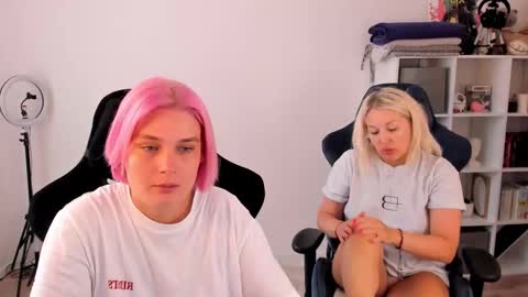 Nessie and Jessie online show from 09-19-25, 10:38