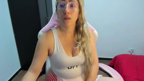 hottychrystal online show from 12-22-25, 10:40