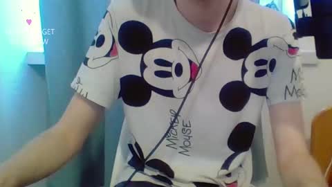 Snapshot of houdenni chatting on 03-01-25, 06:57 twinkie online show from 03-01-25, 06:57