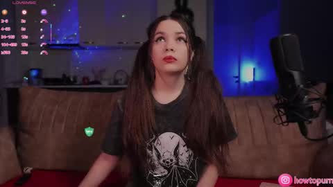 Snapshot of howtomeow chatting on 01-09-26, 05:26 Mia online show from 01-09-26, 05:26