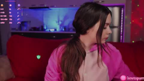 Snapshot of howtomeow chatting on 01-12-26, 05:18 Mia online show from 01-12-26, 05:18