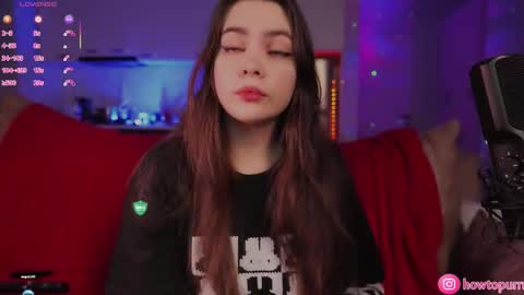 Snapshot of howtomeow chatting on 02-01-26, 05:44 Mia online show from 02-01-26, 05:44