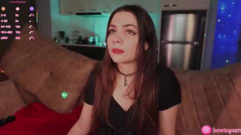 Snapshot of howtomeow chatting on 02-08-26, 05:38 Mia online show from 02-08-26, 05:38