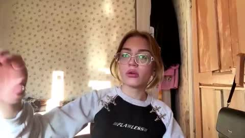 Snapshot of hsiuscherich chatting on 11-17-25, 08:09 hsiuscherich online show from 11-17-25, 08:09