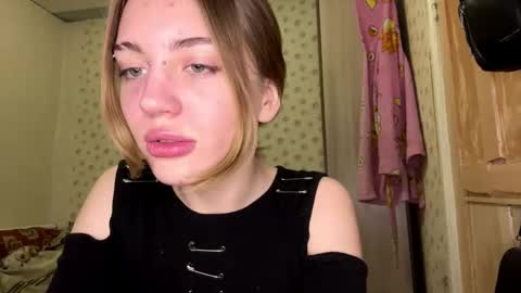 Snapshot of hsiuscherich chatting on 11-25-25, 10:26 hsiuscherich online show from 11-25-25, 10:26