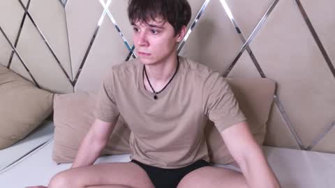 Snapshot of hugebangins_ chatting on 10-26-25, 04:40 ANTHONY online show from 10-26-25, 04:40