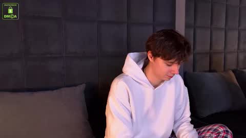 Snapshot of hugebangins_ chatting on 11-21-25, 04:22 ANTHONY online show from 11-21-25, 04:22