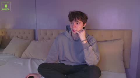 Snapshot of hugebangins_ chatting on 11-23-25, 04:45 ANTHONY online show from 11-23-25, 04:45