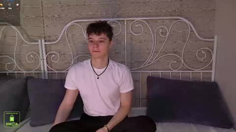 Snapshot of hugebangins_ chatting on 12-04-25, 03:32 ANTHONY online show from 12-04-25, 03:32