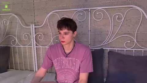 Snapshot of hugebangins_ chatting on 12-17-25, 04:29 ANTHONY online show from 12-17-25, 04:29