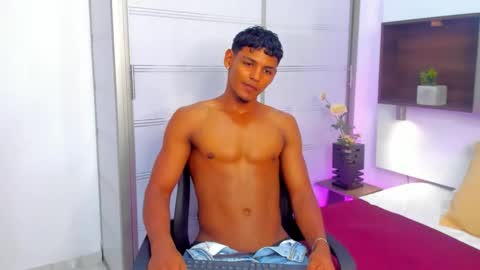 Snapshot of hugo_cano chatting on 10-05-25, 08:40 Hugo Cano online show from 10-05-25, 08:40