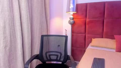 Snapshot of hugo_cano chatting on 10-19-25, 02:34 Hugo Cano online show from 10-19-25, 02:34