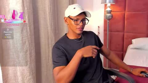 Snapshot of hugo_cano chatting on 11-11-25, 02:11 Hugo Cano online show from 11-11-25, 02:11