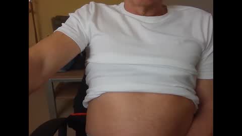 Snapshot of hundeleine chatting on 02-14-25, 10:07 hundeleine online show from 02-14-25, 10:07