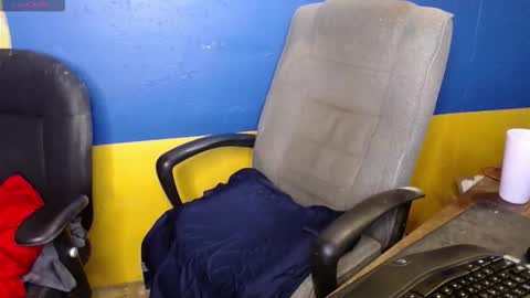 Huskyguy online show from 10-13-25, 03:39