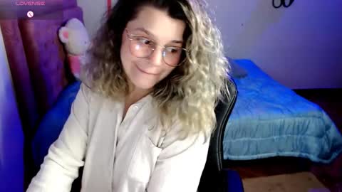 Snapshot of hyun22148625 chatting on 10-11-25, 02:33 Hello Im Julieta Im 25 years old and I love being here. Thank you for visiting my living room. The only rule is that you hap online show from 10-11-25, 02:33