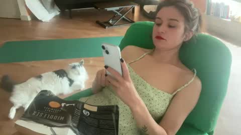 Snapshot of i_love_olive chatting on 09-08-25, 08:19 Olive online show from 09-08-25, 08:19