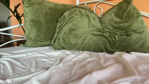 Snapshot of i_love_olive chatting on 10-18-25, 12:13 Olive online show from 10-18-25, 12:13