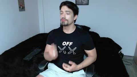 Snapshot of ian_davis chatting on 11-11-25, 01:33 Ian Davis online show from 11-11-25, 01:33