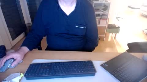 Snapshot of iandy12 chatting on 11-03-25, 10:32 iandy12 online show from 11-03-25, 10:32