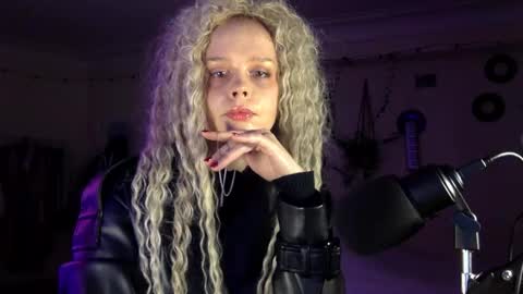 Snapshot of icecreamamy chatting on 01-16-26, 11:53 Nina online show from 01-16-26, 11:53