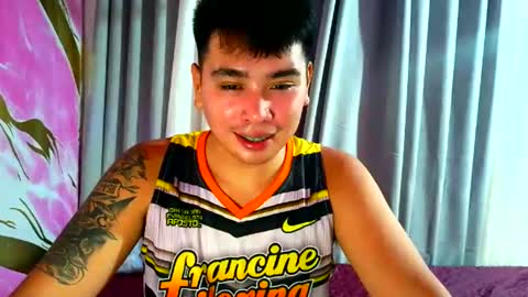 Snapshot of iconic_vince chatting on 10-22-25, 12:27 iconic_vince online show from 10-22-25, 12:27