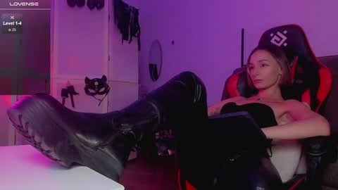 Snapshot of icyalcine chatting on 12-20-24, 06:24 Mary online show from 12-20-24, 06:24